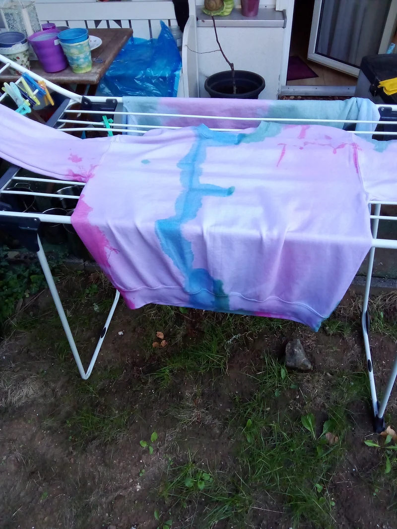Autumn Aesthetic: Das „Watercolor Stripe“ Tie-Dye Sweatshirt