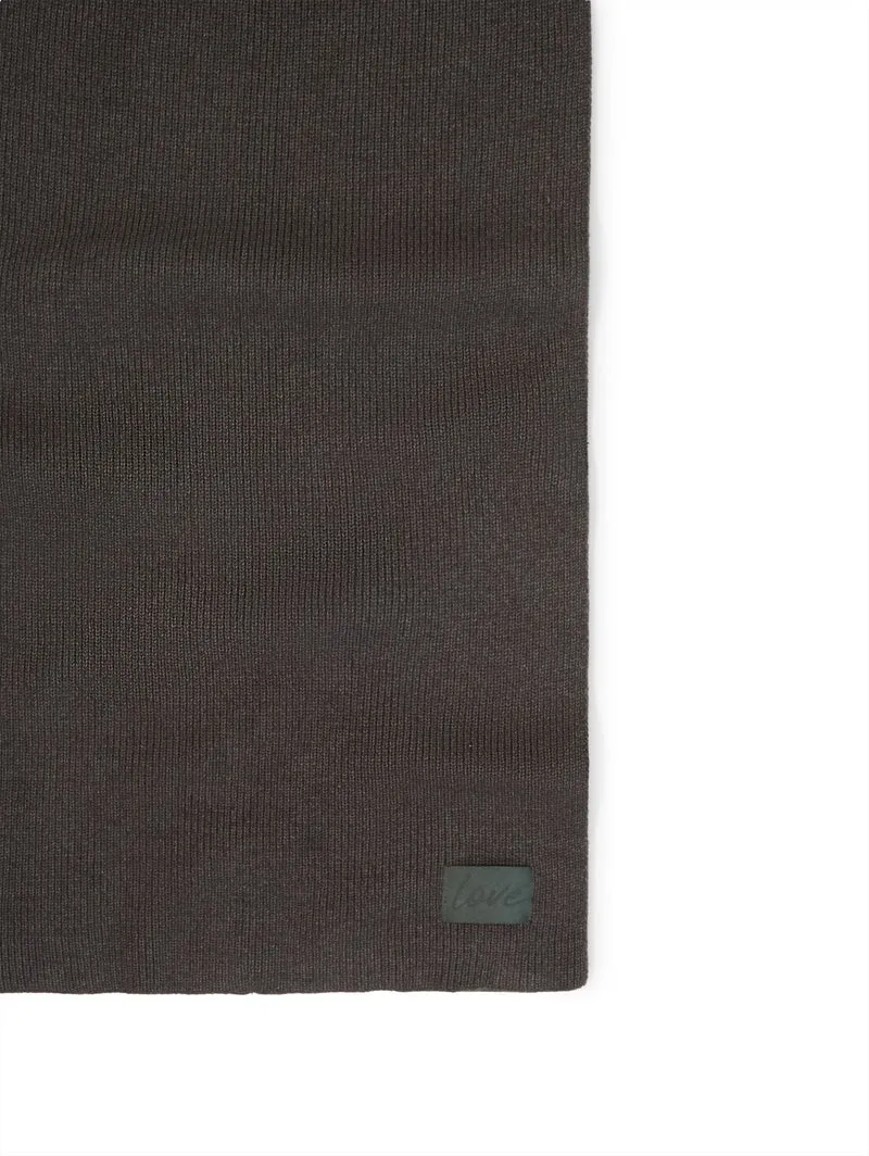 Strickschal mit Badge