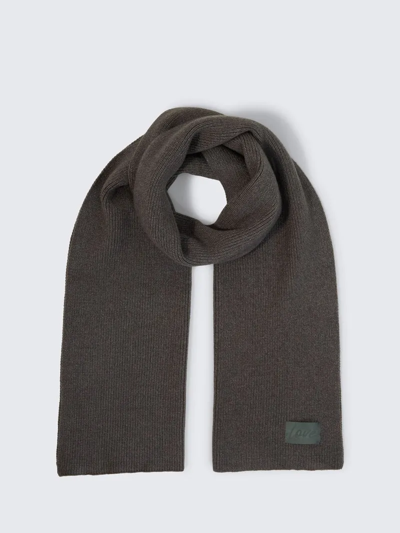 Strickschal mit Badge