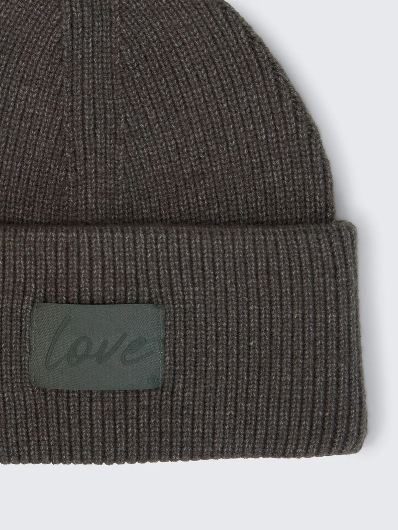 Beanie Mütze mit Badge