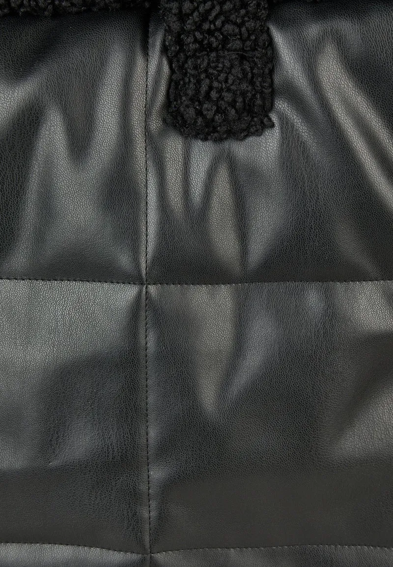 Tasche mit Pelz-Details