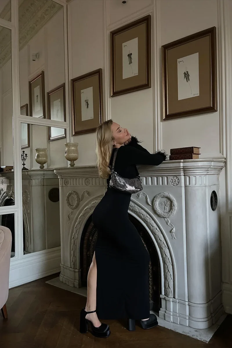 Mariet | Lange Kleid mit Ärmeln und Fransen in Schwarz