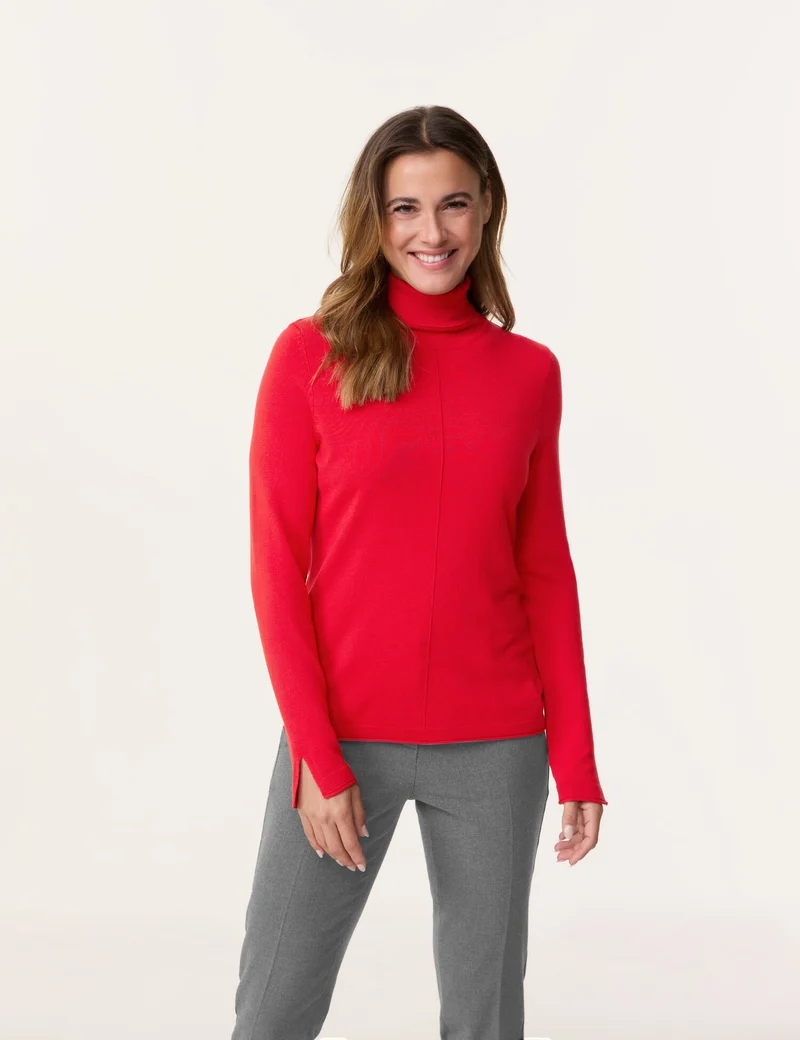 Softer Rollkragenpullover mit Armschlitzen