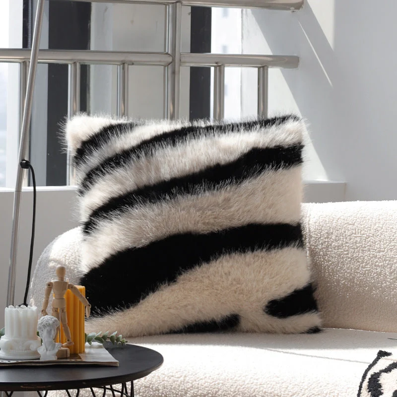 Zebra Kissenbezug aus Kunstfell | Flauschiger quadratischer Dekokissenbezug mit Streifen und Reißverschluss für Sofa und Bett