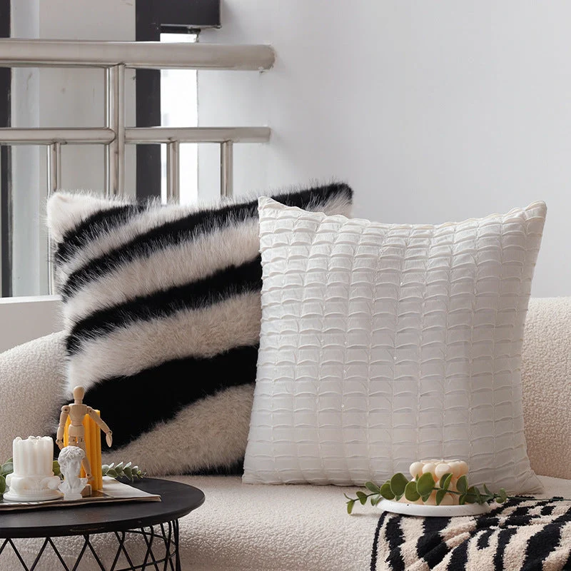 Zebra Kissenbezug aus Kunstfell | Flauschiger quadratischer Dekokissenbezug mit Streifen und Reißverschluss für Sofa und Bett
