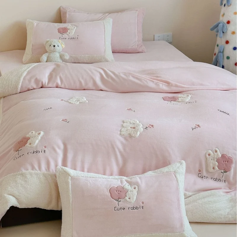 Kinder Bettwäsche aus Baumwollsatin | Wendbare Bettwäsche mit Hasen- und Teddy-Applikationen und kuscheligem Sherpa-Saum