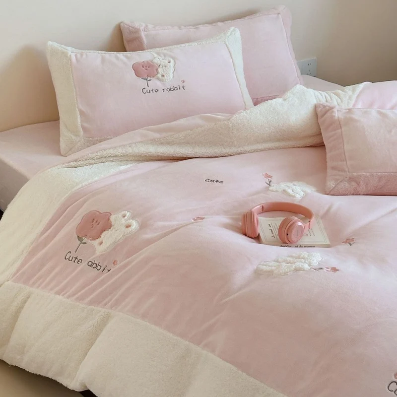 Kinder Bettwäsche aus Baumwollsatin | Wendbare Bettwäsche mit Hasen- und Teddy-Applikationen und kuscheligem Sherpa-Saum