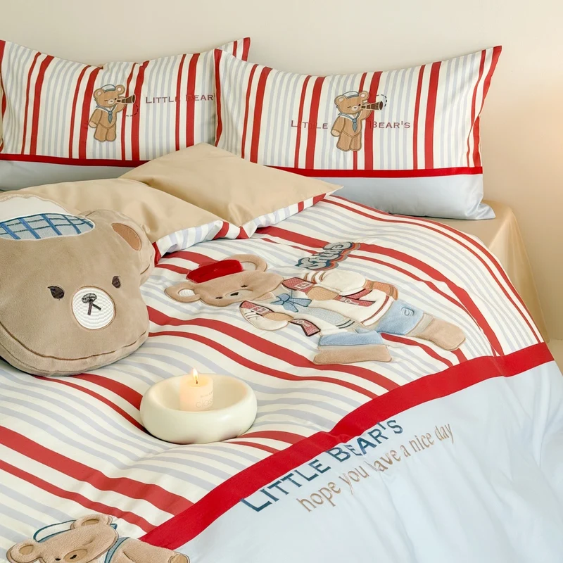 Kinder Bettwäsche mit Teddybär | Bettwäsche-Garnitur mit gestickten Bären-Applikationen und klassischem Streifenmuster