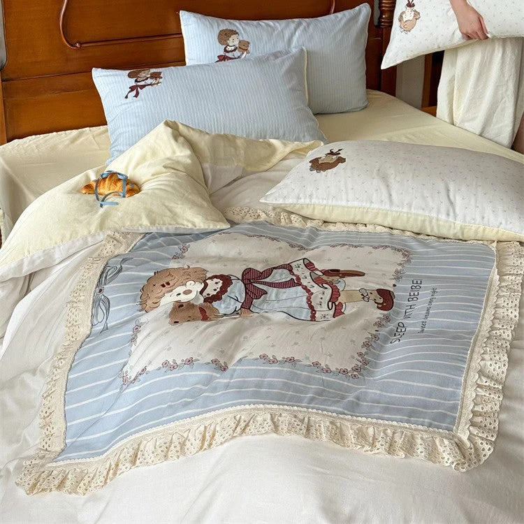 Kinder Bettwäsche mit Teddybär | Gestepptes Bettwäsche-Set mit Spitzenvolant und Bärenmotiv als Quilt und Kuscheldecke