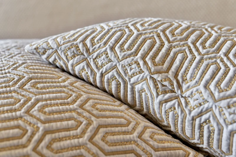 Jacquard Tagesdecke & Kissen "Vendôme" in Silver & Gold