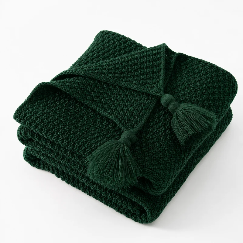 Wolldecke 130 × 160 cm | Gestrickte Kuscheldecke aus 100 % Wolle mit Quasten und dekorativen Kugeln