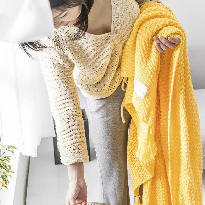 Wolldecke 130 × 160 cm | Gestrickte Kuscheldecke aus 100 % Wolle mit Quasten und dekorativen Kugeln