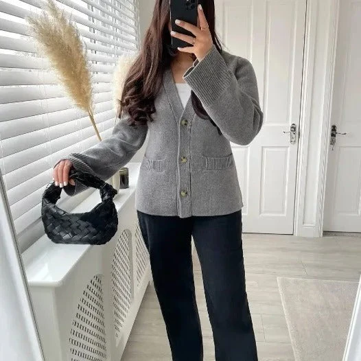 Elma | Klassische gestrickte Damenstrickjacke