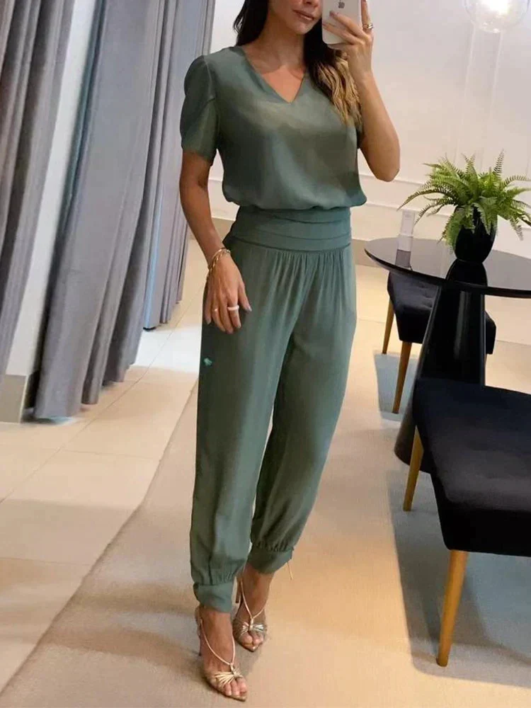 Zweiteiliges Set Aus V Ausschnitt Oberteil Und Kurzer Hose Für Damen | Formell