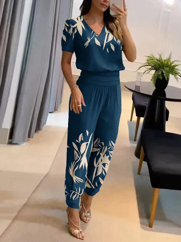 Zweiteiliges Set Aus V Ausschnitt Oberteil Und Kurzer Hose Für Damen | Formell