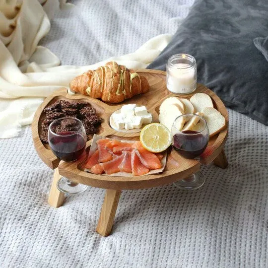 Holztisch für die Außennutzung mit klappbarem Design und Glashalter