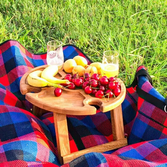 Holztisch für die Außennutzung mit klappbarem Design und Glashalter