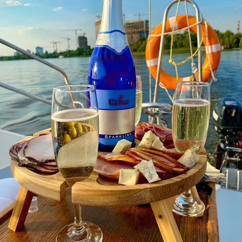 Holztisch für die Außennutzung mit klappbarem Design und Glashalter