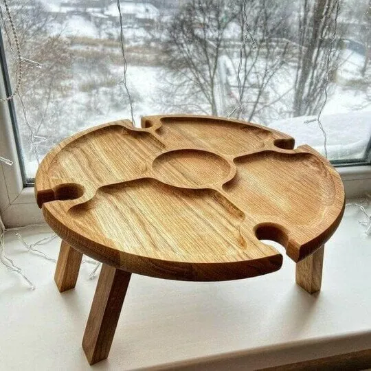 Holztisch für die Außennutzung mit klappbarem Design und Glashalter