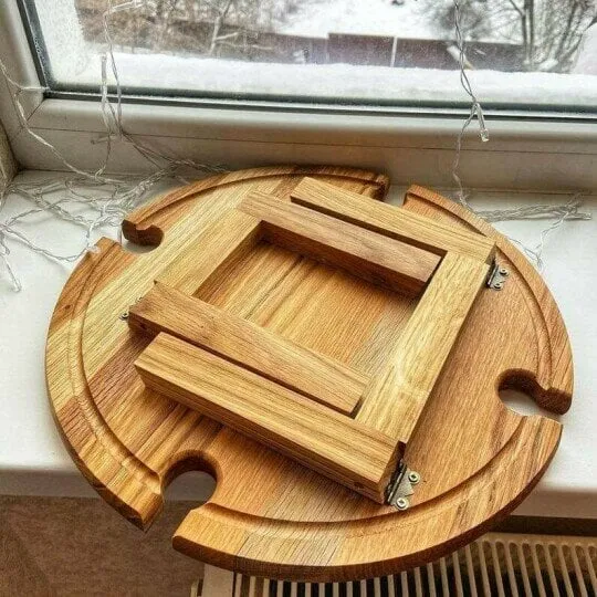 Holztisch für die Außennutzung mit klappbarem Design und Glashalter